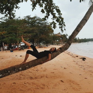 Penulis berpose di pohon kelapa